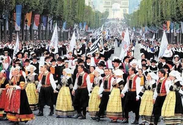   To you ... the most important customs and traditions of the people of Paris ..