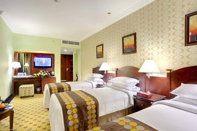 Elegant triple rooms at Leader Al Muna Karim Hotel