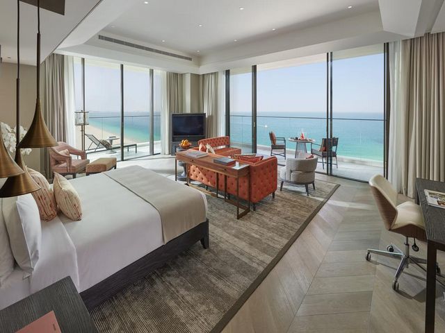 The rooms of the Mandarin Dubai Hotel offer wide areas and unrivaled sea views