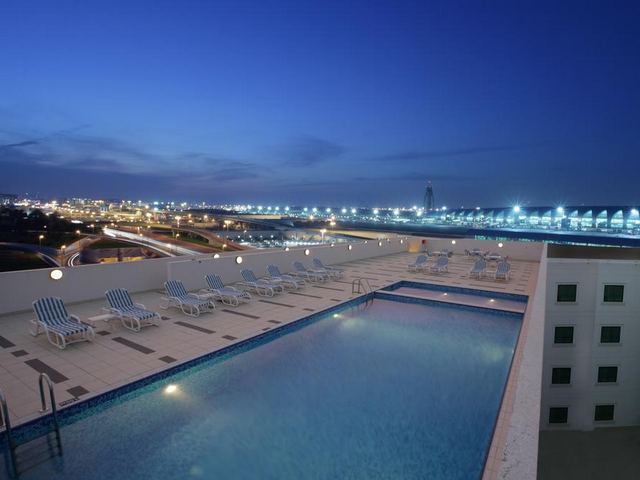 The outdoor pool at the Dubai Airport Hotel by the hour