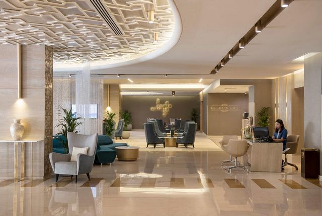 Report on the advantages and disadvantages of Two Seasons Hotel - Report on the advantages and disadvantages of Two Seasons Hotel Dubai