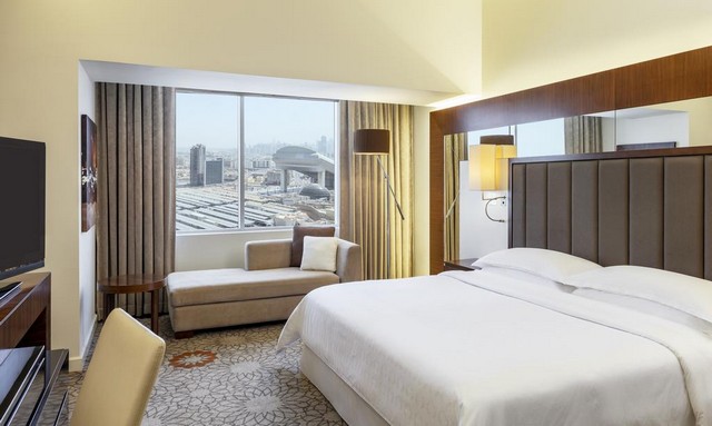 Sheraton Emirates Mall Hotel offers many modern rooms with delicate decors