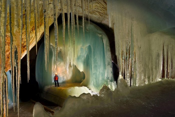 Snowy passes in the Eisenisfelt Caves