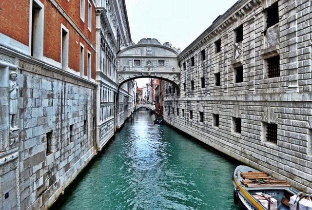 The 4 best activities on the Bridge of Sighs in Venice, Italy