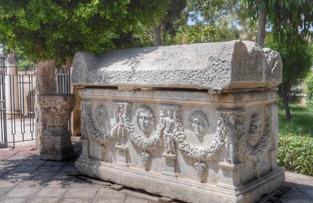 The 6 best activities when visiting Kom el Shoqafa cemeteries - The 6 best activities when visiting Kom el Shoqafa cemeteries in Alexandria
