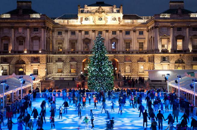 Snowboarding in Somerset House - Tourism in London in winter