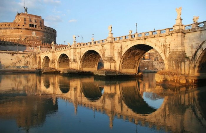Go for a walk on the banks of the Tiber River