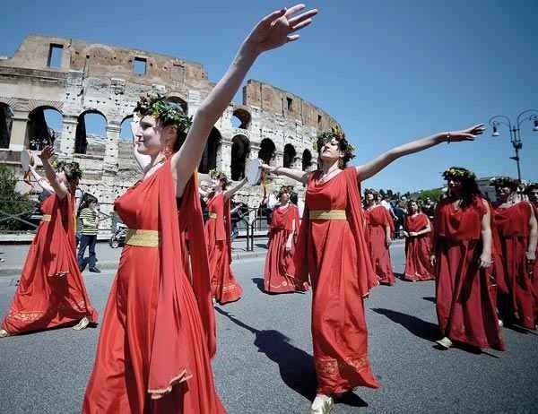 Learn about the most important customs and traditions of the people of Rome.