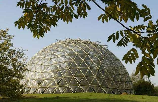 Dusseldorf Botanical Garden is one of the most important places of tourism in Dusseldorf