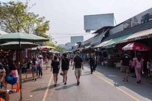 Popular and cheap markets in Bangkok