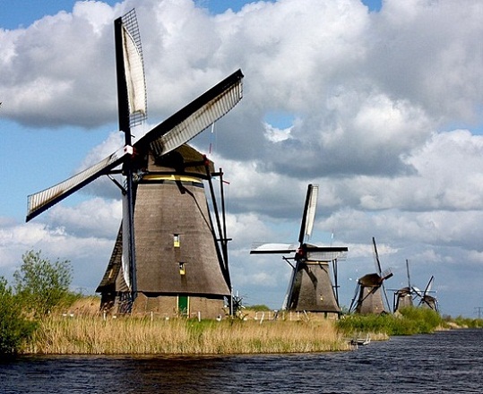 Front view of the Kinderdik Windmills