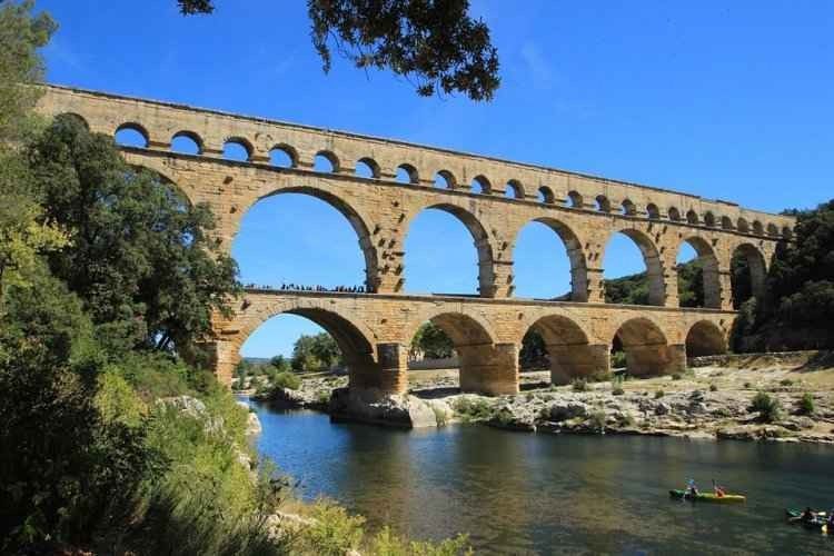 "Pont du Gard" bridge ... one of the most beautiful places of tourism in the French X-en-Provence ..