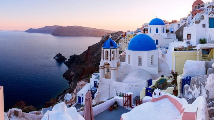     The city of Oia
