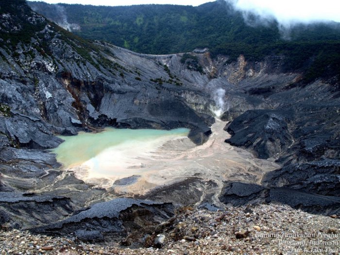 A volcanic mountain about an hour and a half away from Bandung, one of the popular attractions