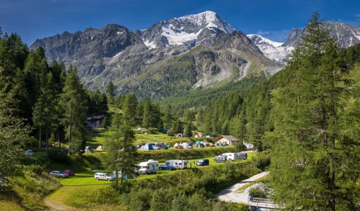 The magic of the Swiss mountains attracts camping enthusiasts