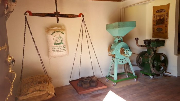 Methods of weighing and grinding coffee in the museum