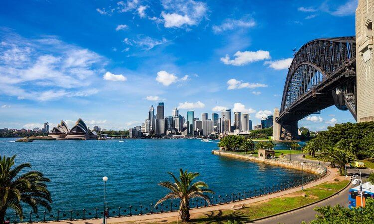 Where is Australia located and how to travel to Australia