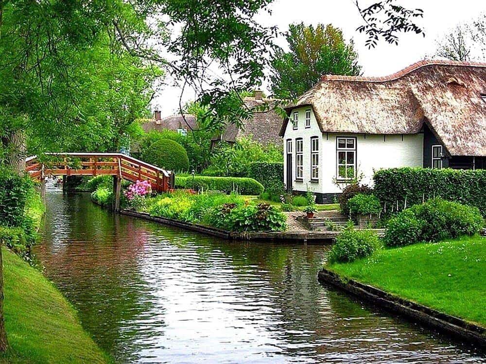 Where is Giethoorn located and what are the most important cities near Giethoorn?