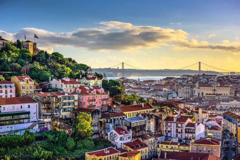 Where is Lisbon and the distances between it and the most important cities of Portugal?