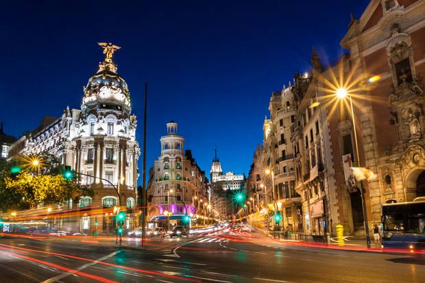 Where is Madrid and the distances between it and the most important cities of Spain?