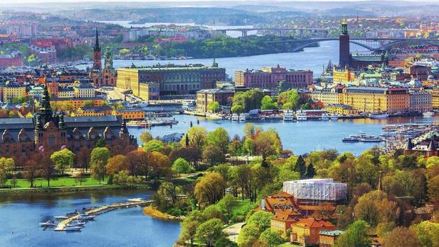Where is Sweden located and the distances between the most important tourism cities in Sweden