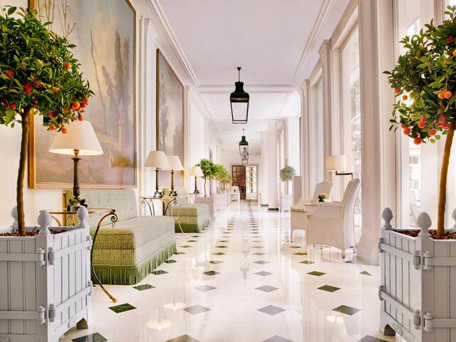 One of the beauty of the designs that characterize the facilities of the Bristol Hotel Paris, especially the corridors.