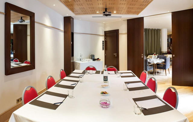 Radisson Blu Champs Elysees Hotel provides business services with meeting facilities.