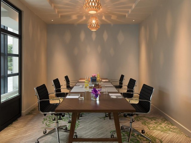 Renaissance Paris La Defense Hotel has modern and luxurious meeting rooms with spacious spaces 