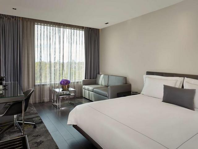Cheap hotels in central London by Ealing in business district