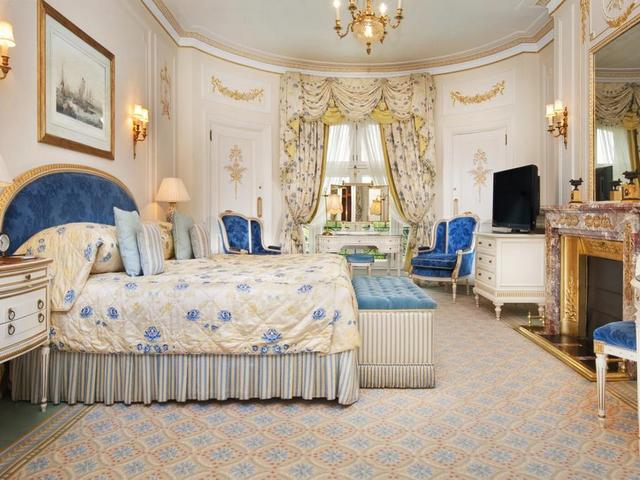 The Ritz-Carlton London, one of the best hotels in central London, is located among a group of major shopping centers