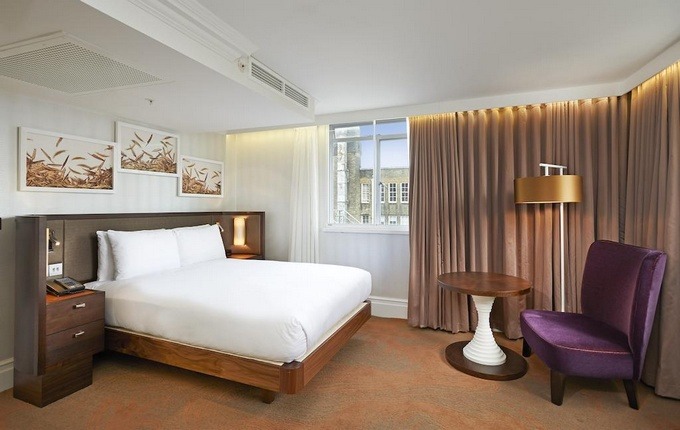 Four-star London hotels feature elegant rooms and fine furnishings.