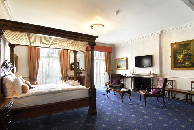 Learn about four-star London hotels and the level of accommodation there.