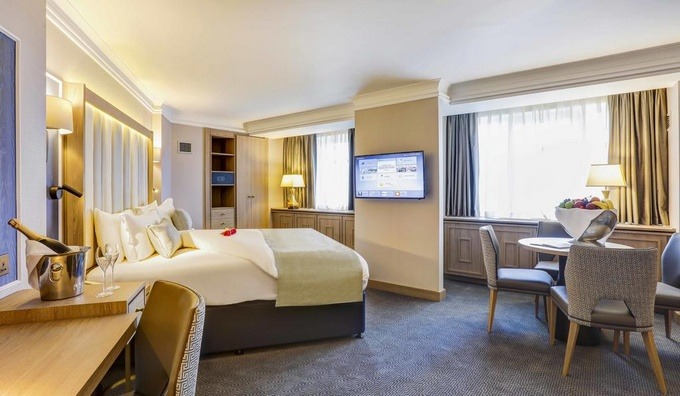 Spacious rooms and dining table in the best four-star London hotels.