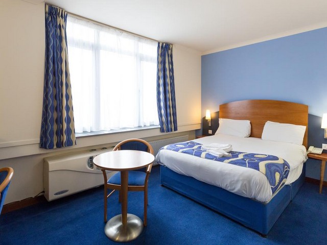 Find the best and cheapest hotels in London with a geographical location close to the sights