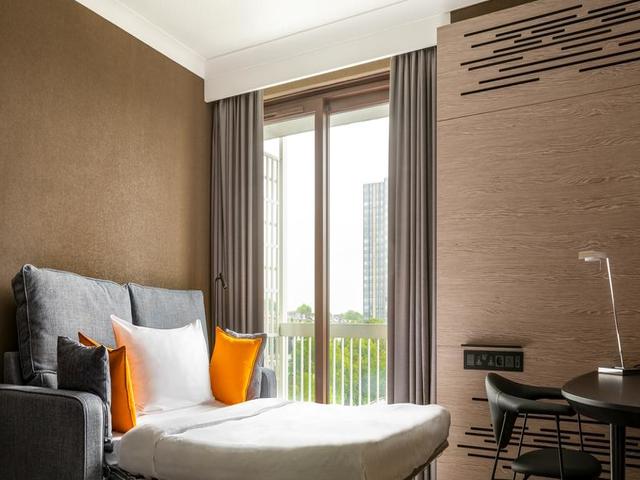 There are many options available for accommodation at the London Marriott Hotel Regent Park