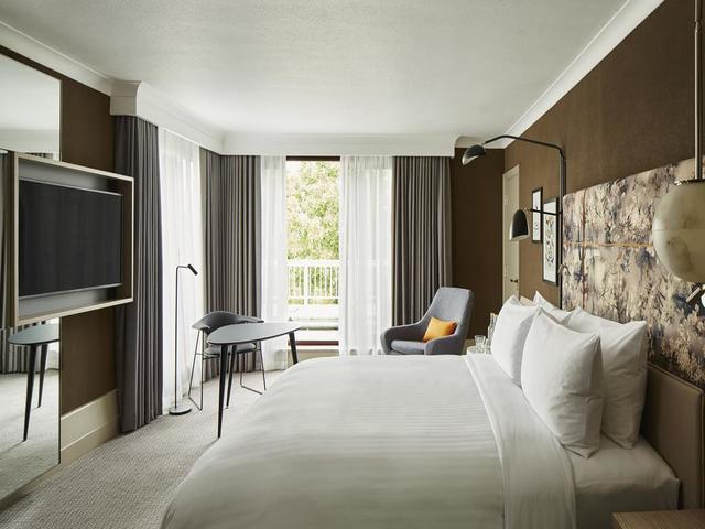The standard rooms of the London Marriott Regent Park Hotel have a distinctive and modern design.