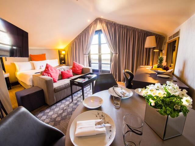 You will not have to accept a boring living room, the accommodation rooms at Crowne Plaza London Kensington are distinctive and their designs varied.