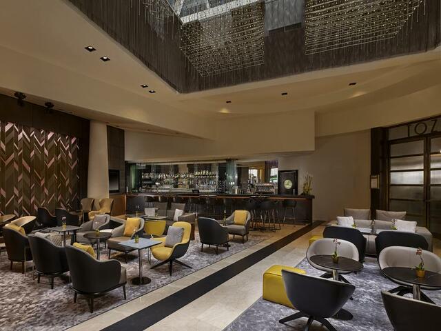 You can meet up with your friends or other visitors in the distinctive seating areas of Park Plaza Victoria London