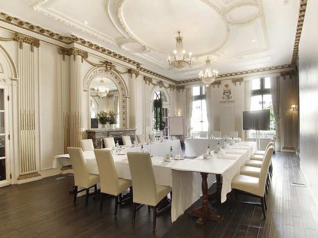 Grand Royal London Hyde Park Hotel provides upscale meeting facilities