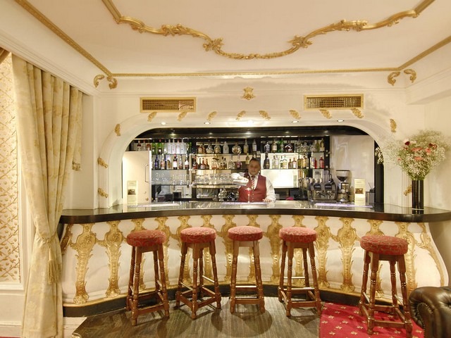 Grand Royal Hyde Park Hotel Bar offers the best drinks and international cocktails