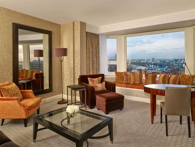Upscale modern rooms in the Sheraton Park Tower London 
