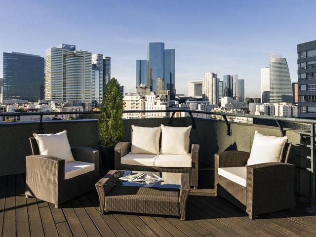 The Mercure Hotel La Defense France has all the advantages that make staying in it distinctive