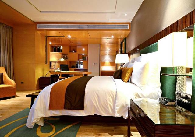 Among the best Bangkok hotels Renaissance Bangkok Hotel is characterized by professional staff
