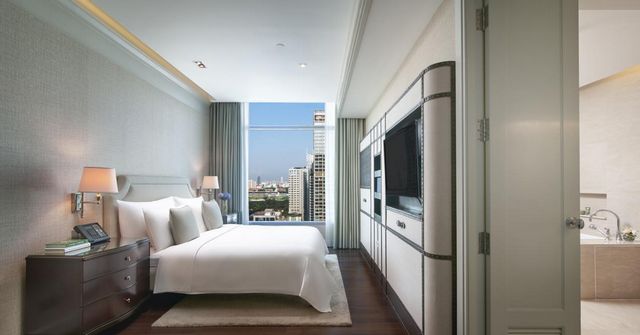 The Oriental Bangkok Hotel is one of the best hotel in Bangkok close to the recommended markets