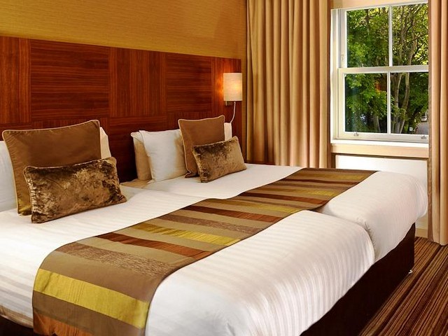 Distinguished twin rooms at Bleikmore Hyde Park Hotel