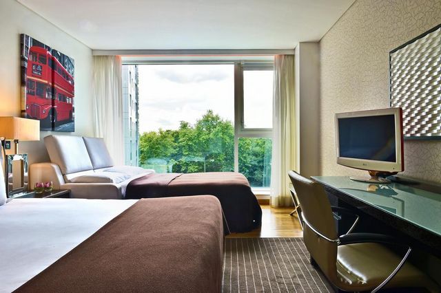 Modern rooms with great views of the Chelsea Bridge Hotel 
