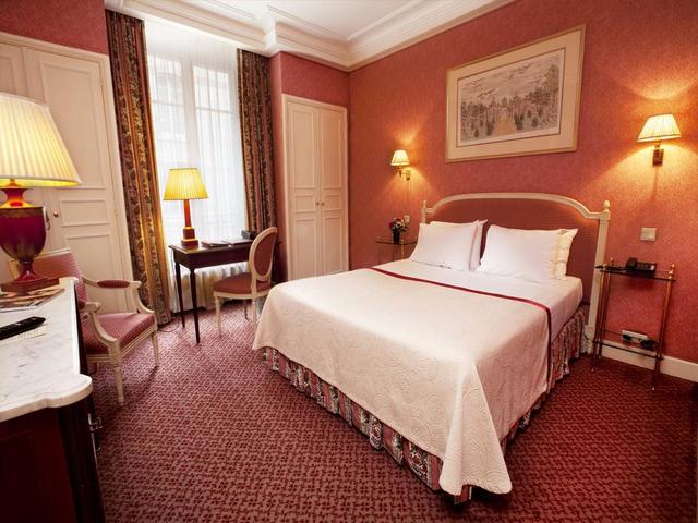 The designs of the residence rooms at Victoria Hotel Paris are distinctive and modern.