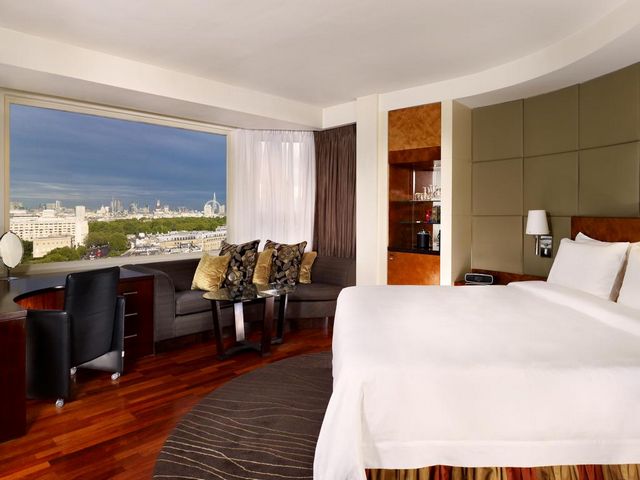 A breathtaking view in the rooms of the Sheraton Park Tower Hotel London
