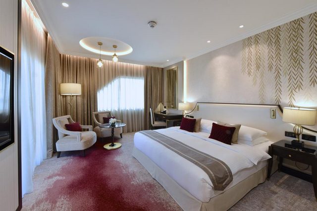 The rooms of Movenpick Hotel Bahrain feature neutral neutral colors