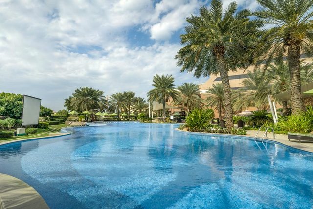 Movenpick Hotel Bahrain has a large and distinctive swimming pool